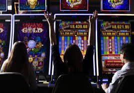 Antarmuka aplikasi Android kubutogel menampilkan permainan slot dan pasar sportsbook